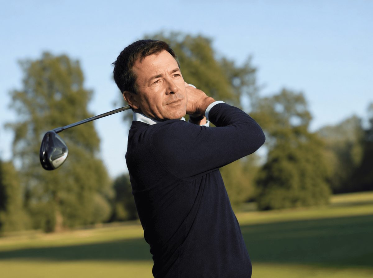 José Gabriel Guayazán Carrillo jugando al golf, fundador de la Fundación Guayazán Carrillo